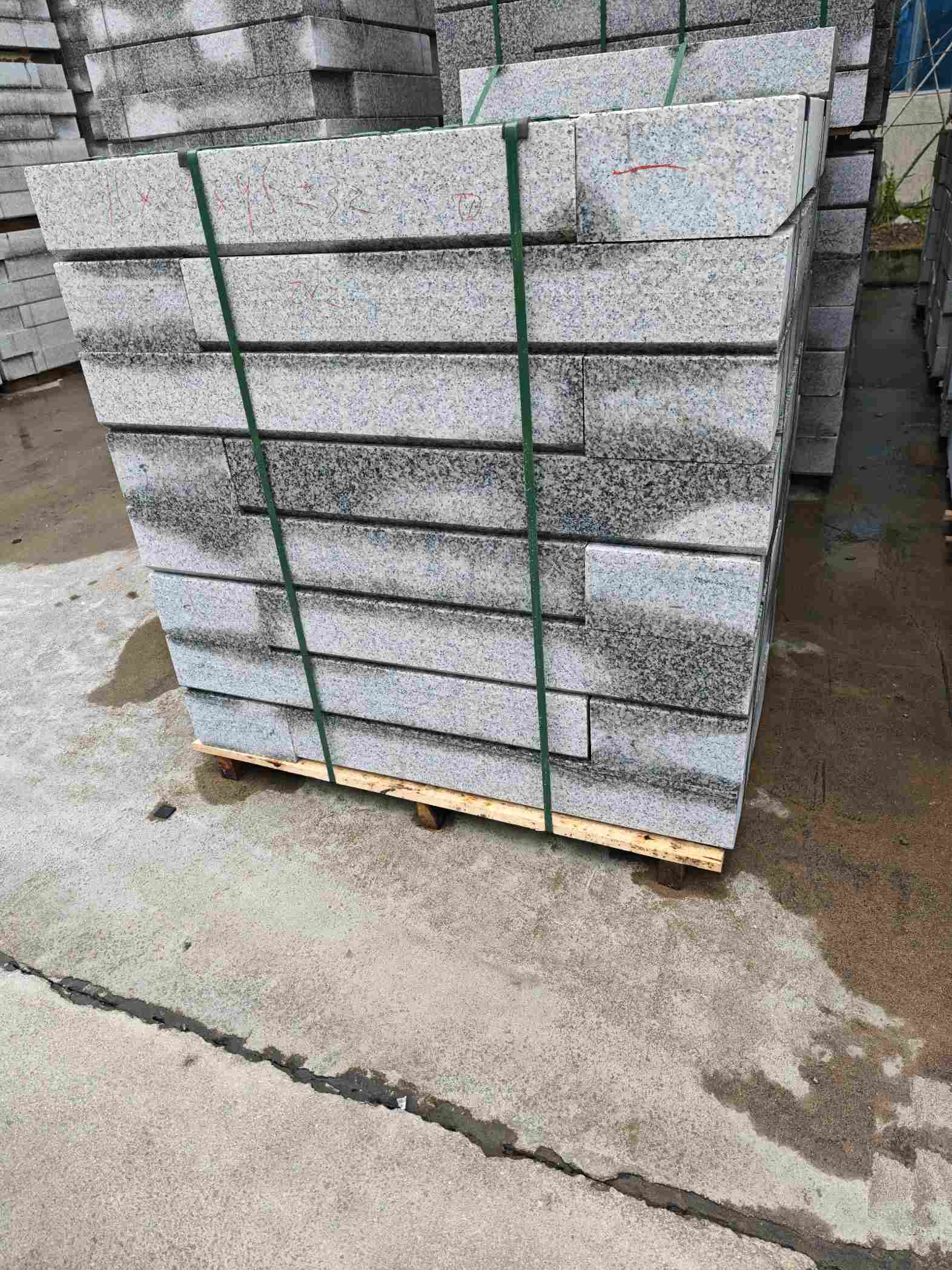 嘉峪关芙蓉白路牙石，马路牙子