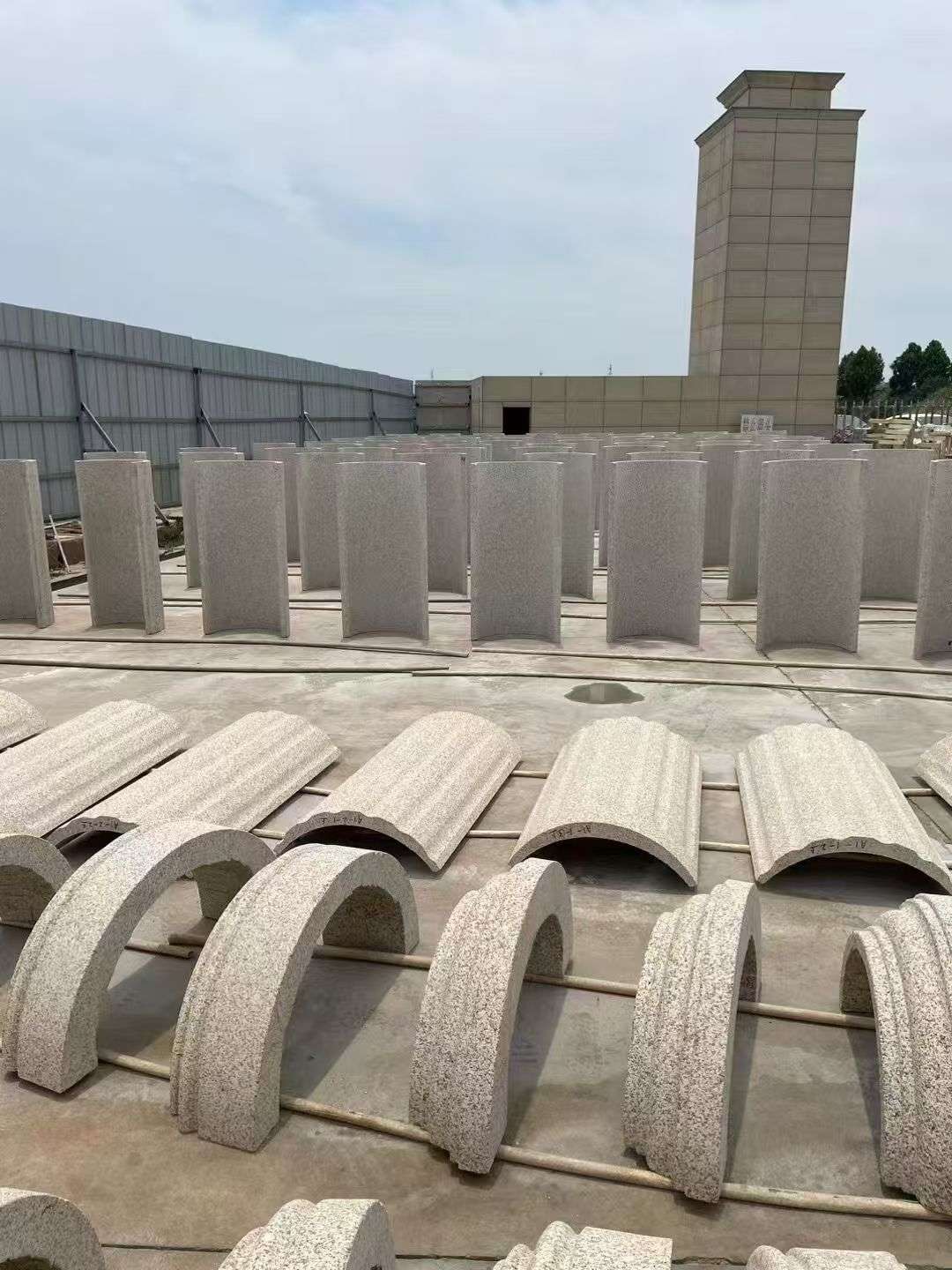 嘉峪关黄金麻别墅柱皮 异形 线条定制